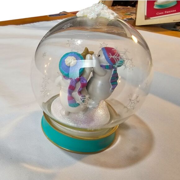 Hallmark Christmas Keepsake Cool Friends Snowglobe Ornament - Picture 7 of 7